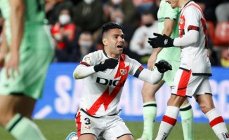 Two thieves attack the house of soccer player Falcao and take several watches, bags and jewelry