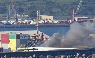 The fire at a waste company in the Port of Bilbao causes large smoke