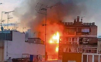 A virulent fire forces the evacuation of three buildings in Mataró