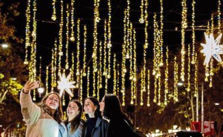 Barcelona's Christmas lights repeat last year's schedules
