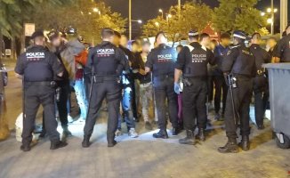 A violent group breaks a shop window and the windows of several cars during the Sant Feliu festivities