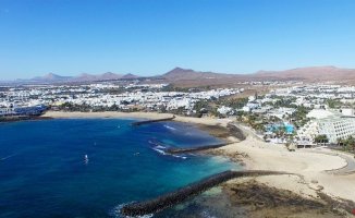 A young British tourist dies after falling from a balcony at a hotel in Lanzarote