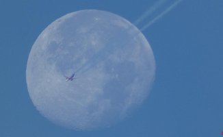 A plane as high as the moon?