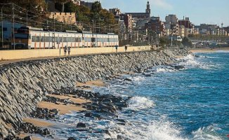 The shielding of the coast precedes the relocation of the Maresme line