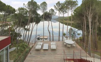 This Nordic house with a lake and pier is in... the forests of Ávila
