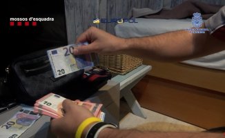 A printing press that counterfeited 20 and 10 euro bills is dismantled in Tarragona