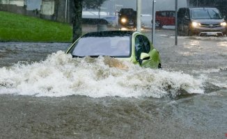 The storm leaves Galicia with floods, roads closed and flights canceled