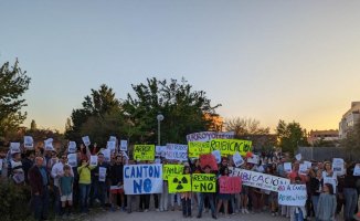 The residents of Montecarmelo and Vicálvaro demonstrate against the location chosen for the cantons by Almeida
