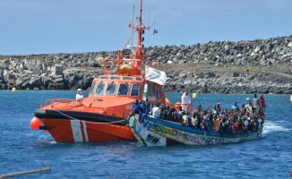 A cayuco arrives in El Hierro with 320 people, the boat with the highest occupancy since 1994