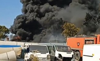 Spectacular column of smoke in Montcada and Reixac due to a fire in a ship