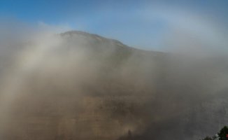 The arch of fog and spectrum of Morro de l'Abella