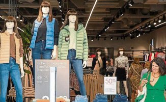 Unseasonal heat slows clothing sales and blurs the fall season