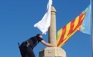 A flag with verses from the Koran appears in the Serrano Towers of Valencia