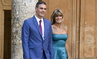 Green or blue?: Begoña Gómez makes an impact in Granada with an optical effect dress
