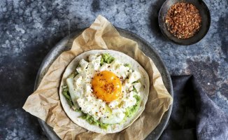Egg with feta cheese and avocado, a delicious recipe that you can make in a few minutes