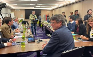 Puigdemont meets with the JxCat leadership in Brussels to analyze the negotiations with the PSOE