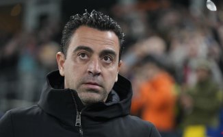 Xavi locks himself in with the squad and asks for their opinion