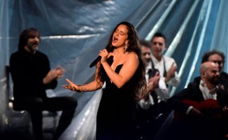 Rosalia opens the Latin Grammy gala with 'Se nos roto el amor' by Rocío Jurado