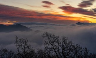 3 in 1: sea of ​​fog, red sky, white mountain