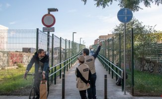 Barcelona signals the obligation to get off bikes and scooters at conflicting points