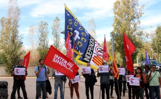 Rally in support of the worker who reported that she was fired for speaking Catalan