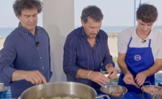 Antonio Banderas rolls up his sleeves and demonstrates his skill peeling shrimp