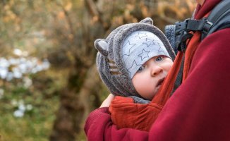 The multiple benefits of baby carrying, an increasingly common ancestral practice