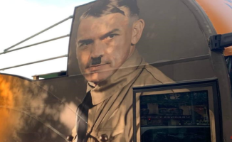 The PSOE asks to withdraw the campaign on a bus with Sánchez characterized as Hitler