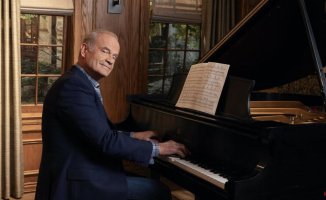 Kelsey Grammer clarifies whether 'Frasier' will go to the 'Cheers' bar in its new stage
