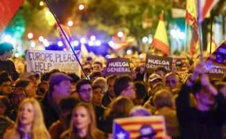 The protest at the national headquarters of the PSOE continues to lose steam on a night without incident
