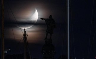 Columbus's finger touches the moon