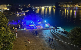 They rescue the body of a man in the Guadalquivir as it passes through Seville