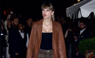 20 years later: Taylor Swift covers one of Rachel's most iconic looks in 'Friends'