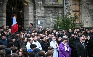 Tense funeral of the young man stabbed in a French town