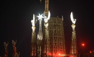 The Sagrada Família illuminates the four towers of the Evangelists for the first time