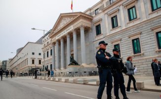 They throw eggs and insult PSOE deputies when addressing Congress