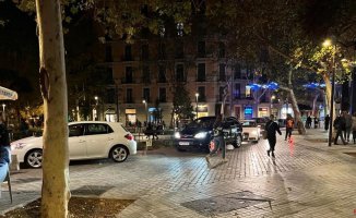 Cars circulate again on Consell de Cent street... for a few hours