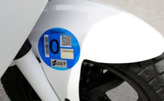 Can you be fined for not wearing the DGT environmental label on your motorcycle?