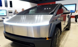 Elon Musk finally delivers the first Tesla Cybertruck and shows that they are bulletproof