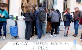 The two activists prosecuted for the pickets against the Vox headquarters in Tarragona on March 8, 2021 are acquitted