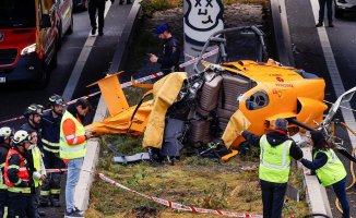 The images of the crashed helicopter on the highway in Madrid: it went under the bridge