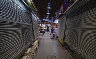 The merchants of the Boqueria market ask to reopen the 20 empty stalls