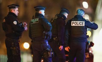 Man stabs tourist to death in Paris in Islamist attack