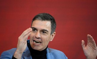 Sánchez praises the PSOE militancy for its serenity in the face of the protests in front of its headquarters