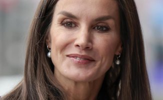 Letizia opts for the perfect dress-effect coat for this Christmas