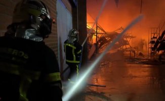 Three industrial warehouses of an events company burn in Paracuellos del Jarama