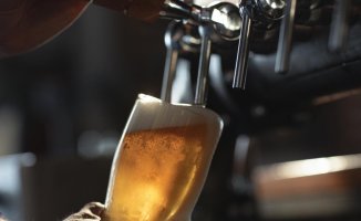 The owner of a bar who lost an eye when a defective beer exploded was compensated with 127,000 euros