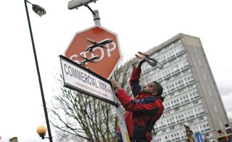Man arrested in London for stealing a Stop sign with a Banksy