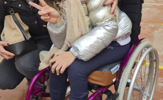 The bitter holidays of Carlota, with cerebral palsy: her custom-made wheelchair is stolen
