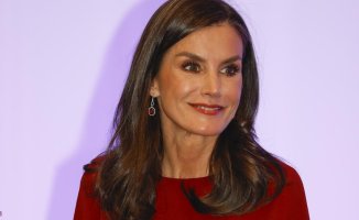 Letizia anticipates Christmas with a red dress available at Mango